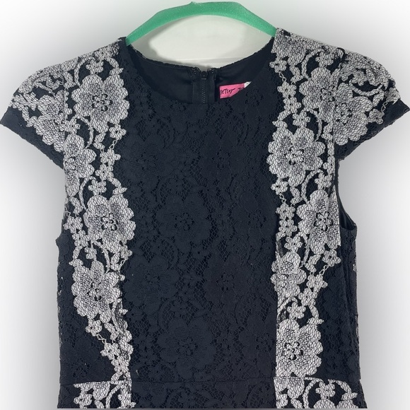 Betsey Johnson Women's Dress Black White Floral Size 2 - Picture 3 of 13
